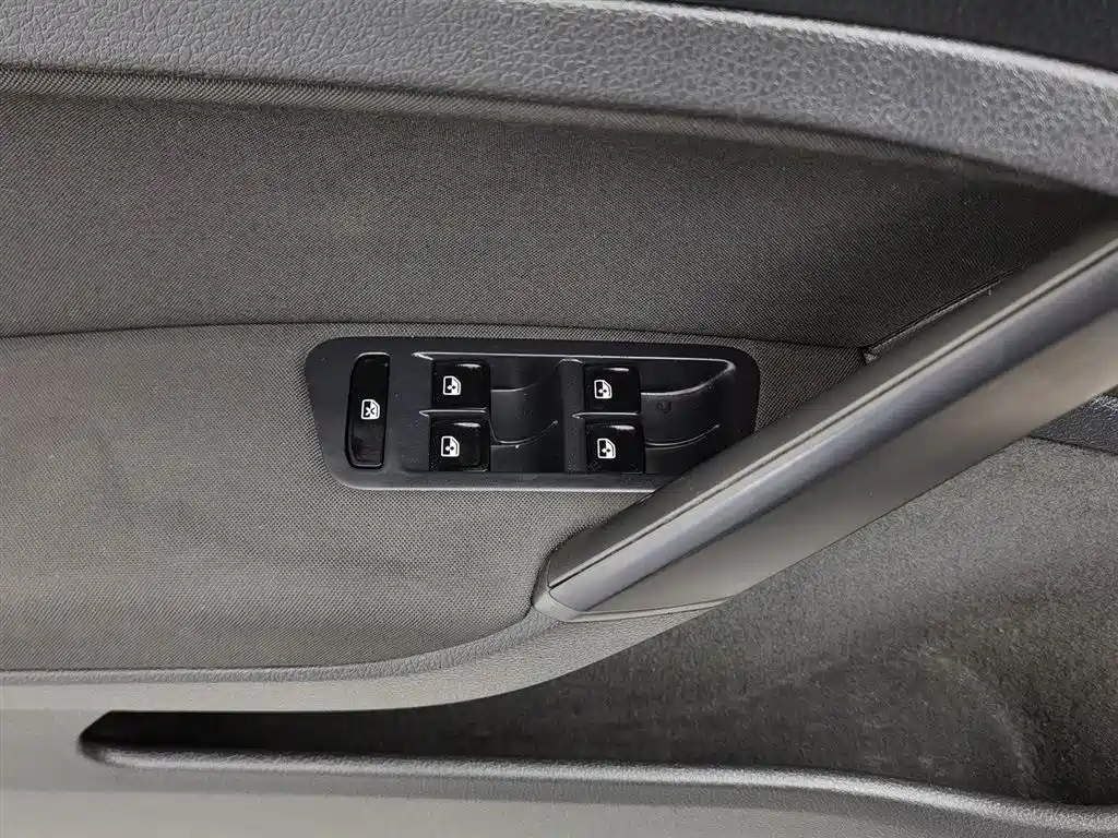 Volkswagen Golf 2016 1.6L Automatic Fashion фото 9