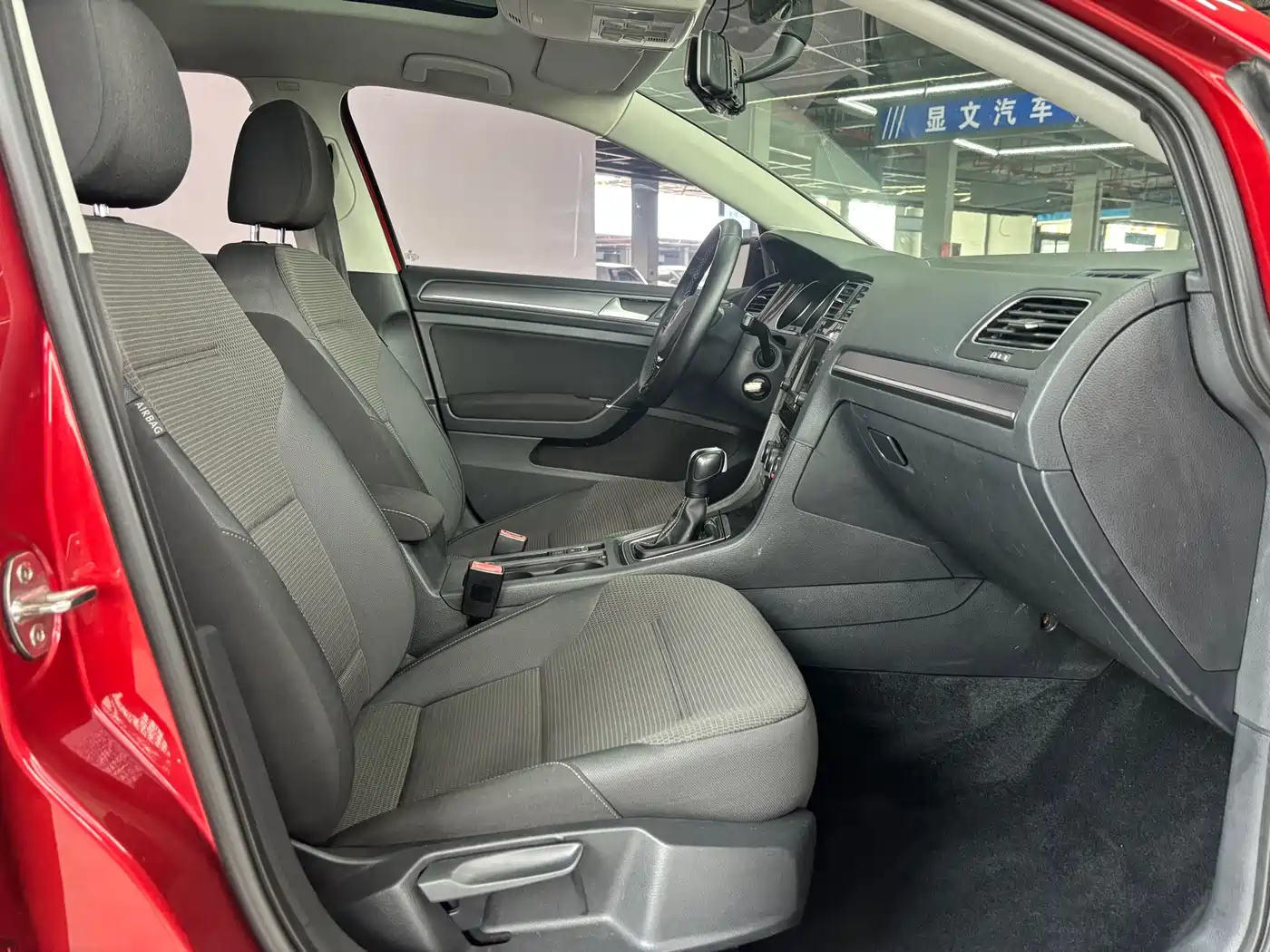 Volkswagen Golf 2017 230TSI Auto Comfort Millionth Anniversary Edition фото 5