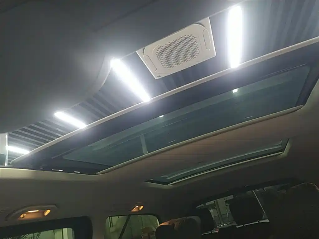 Mercedes-Benz V-Class 2021 V 260 L Long Wheelbase Premium Edition фото 18