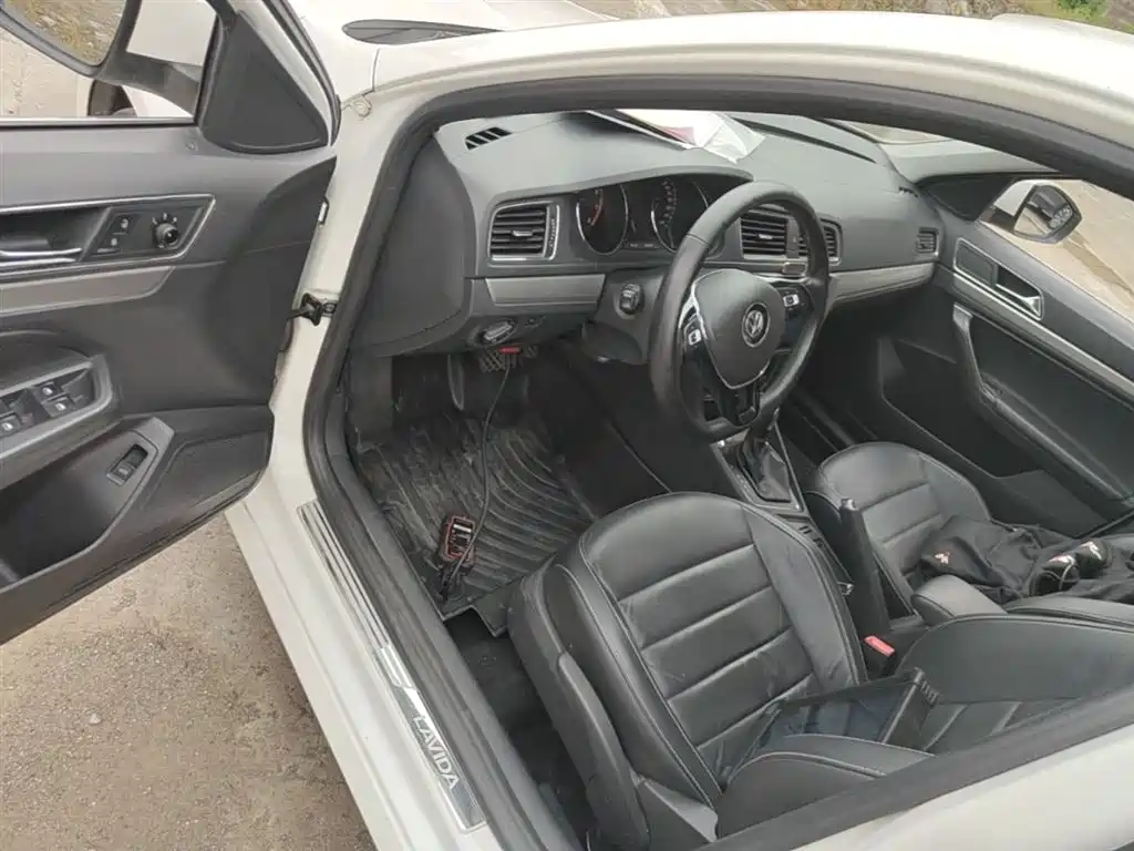 Volkswagen Lavida 2017 1.6L Automatic Comfort Edition фото 16