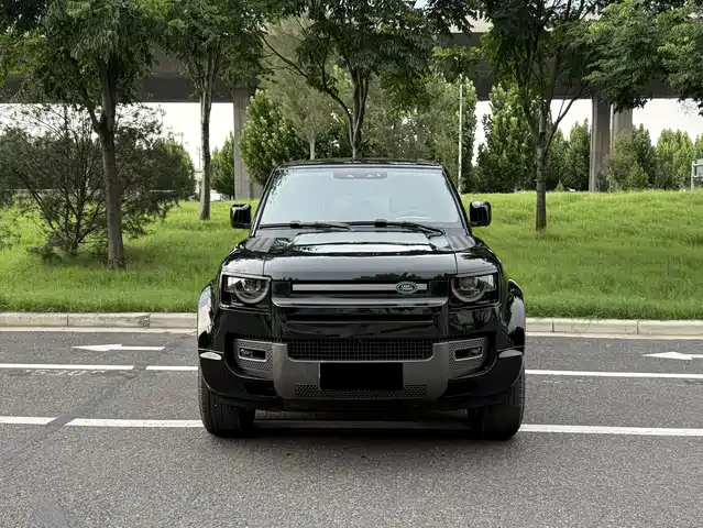Land Rover Defender 2025