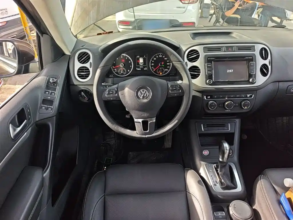 VOLKSWAGEN TIGUAN