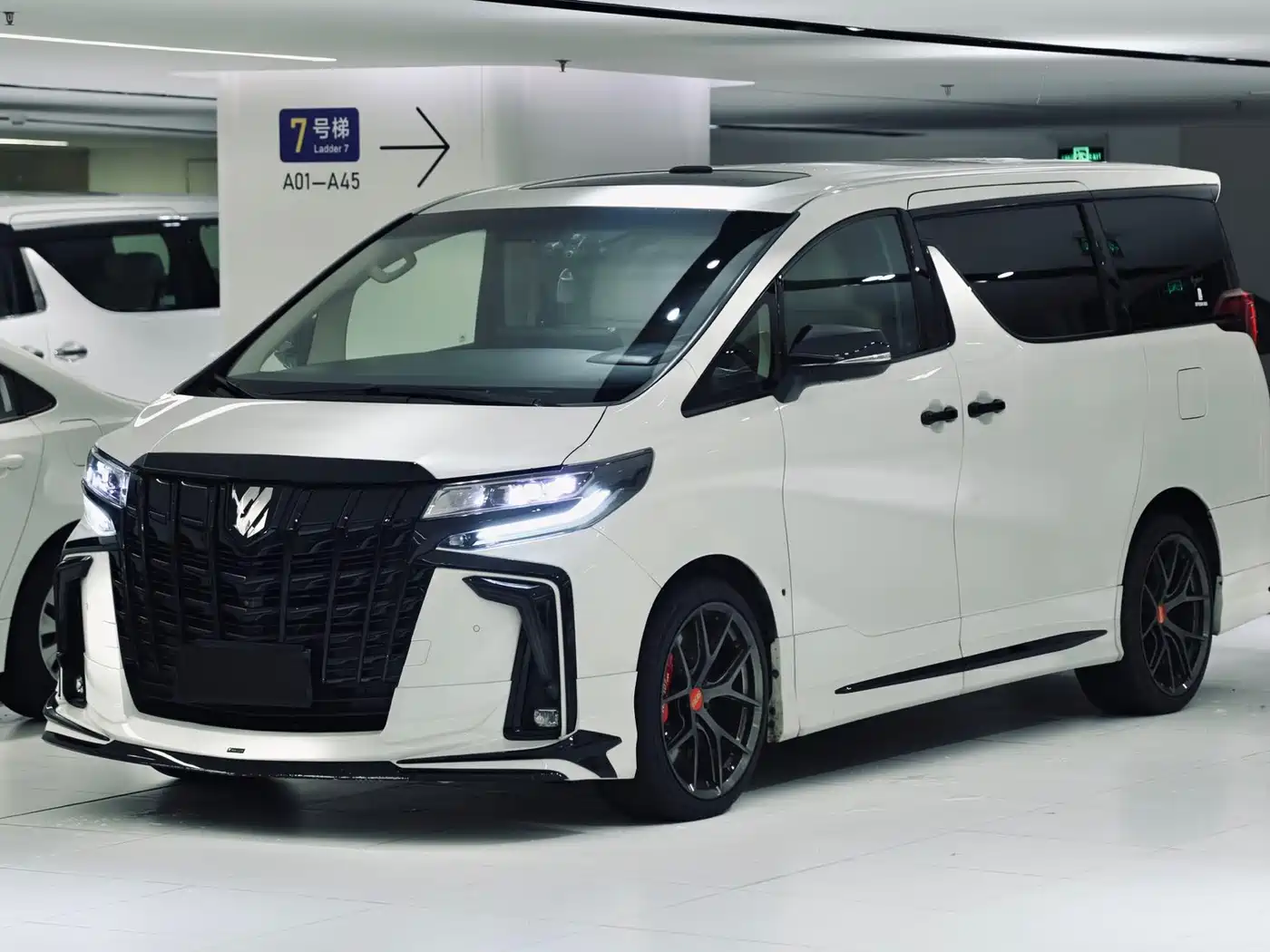 Фото 4 - Toyota Alphard