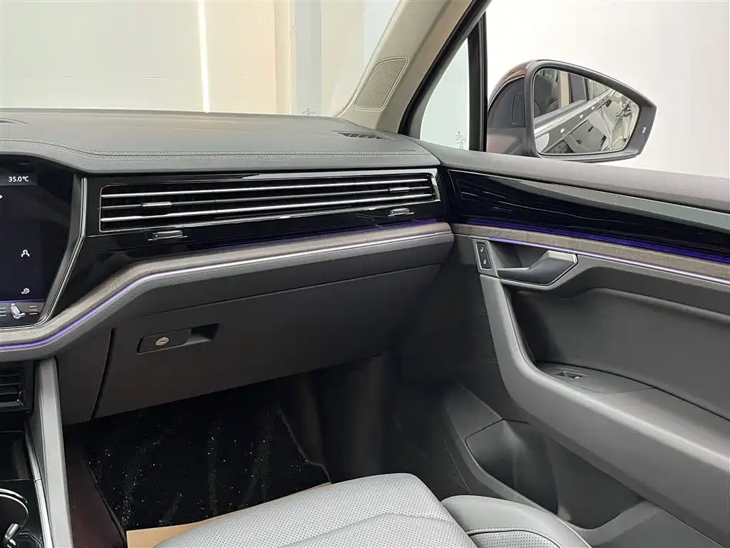 Volkswagen Touareg 2023 3.0TSI R-Line Classic Sports Package фото 31