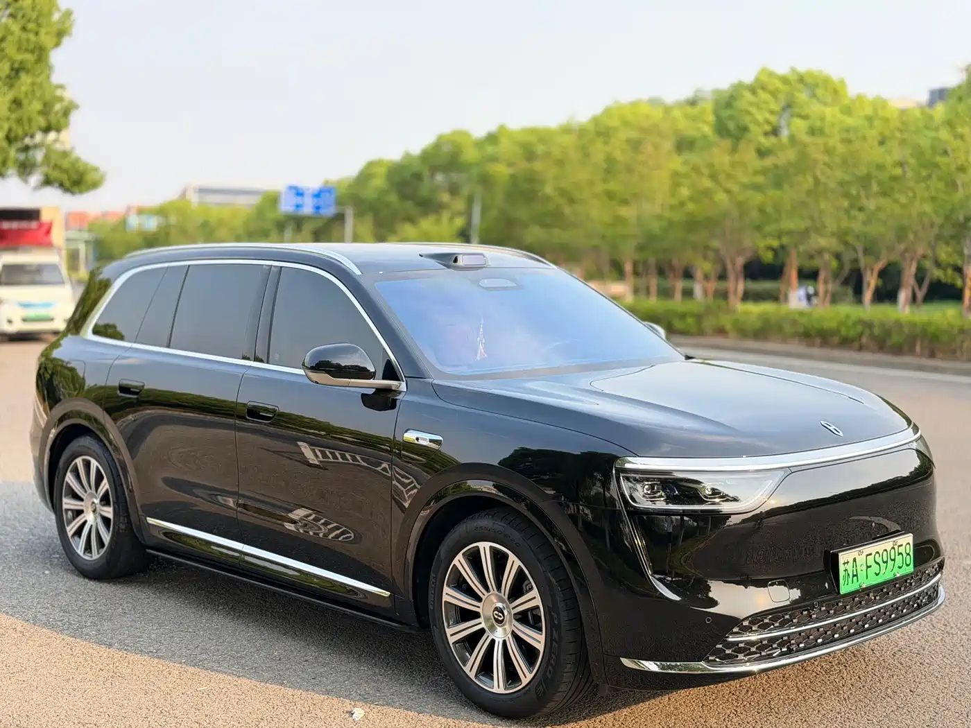 AITO Wenjie AITO M8 2025 Model Extended Range Max+ Edition 53.4kWh 6-Seater фото 3