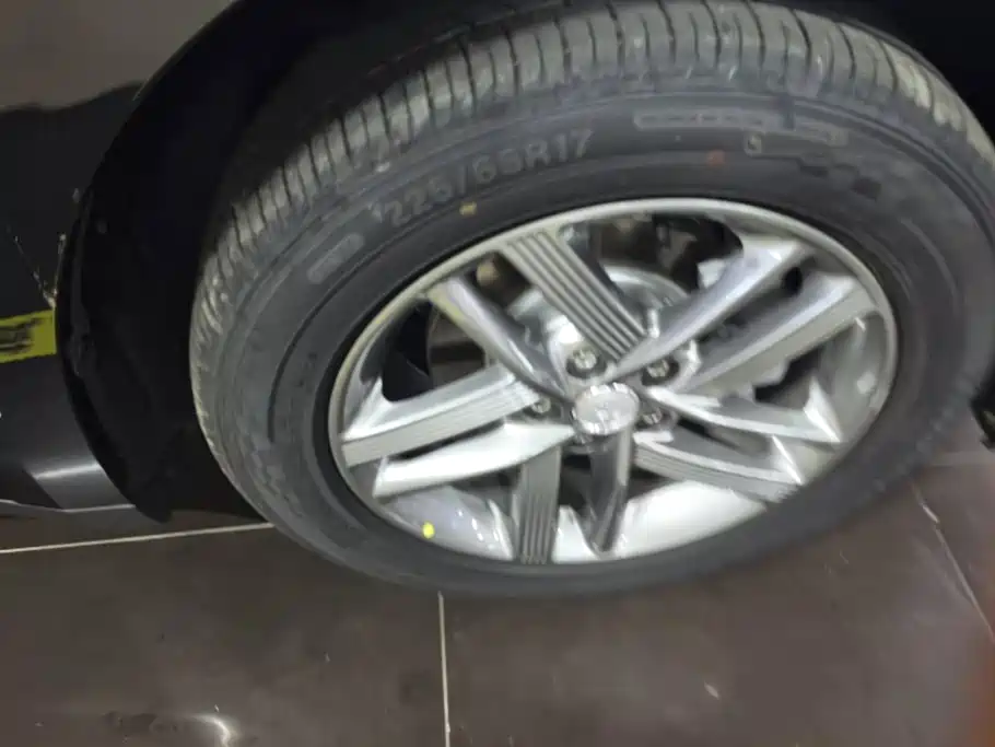 Hongqi E-QM5 2026 2025 Model 500km Travel Edition