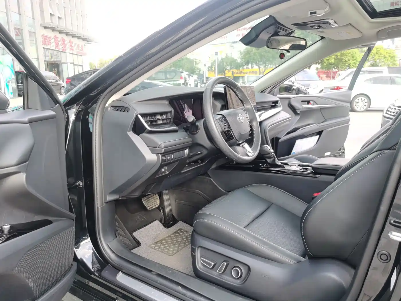 Toyota Camry 2024 2.0GVP Luxury Edition фото 12