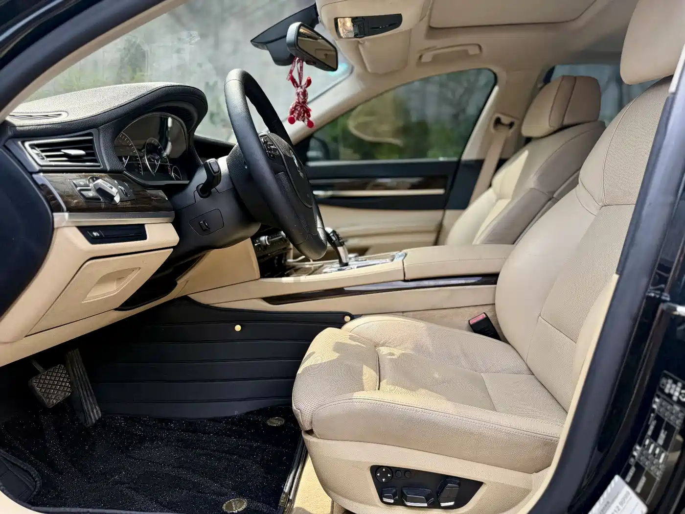 BMW 7 Series 2009 740Li Luxury фото 4