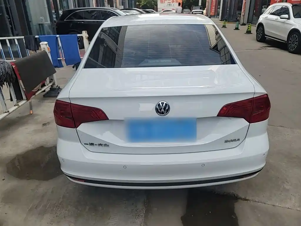 VOLKSWAGEN BORA