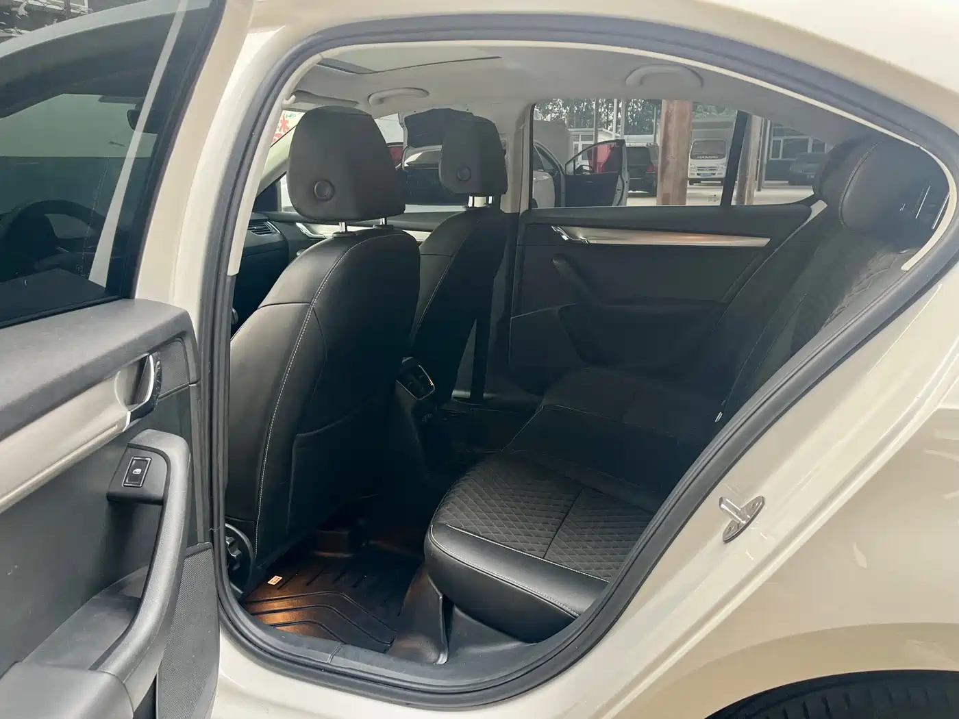 Škoda Octavia 2018 1.6L Automatic Luxury фото 7