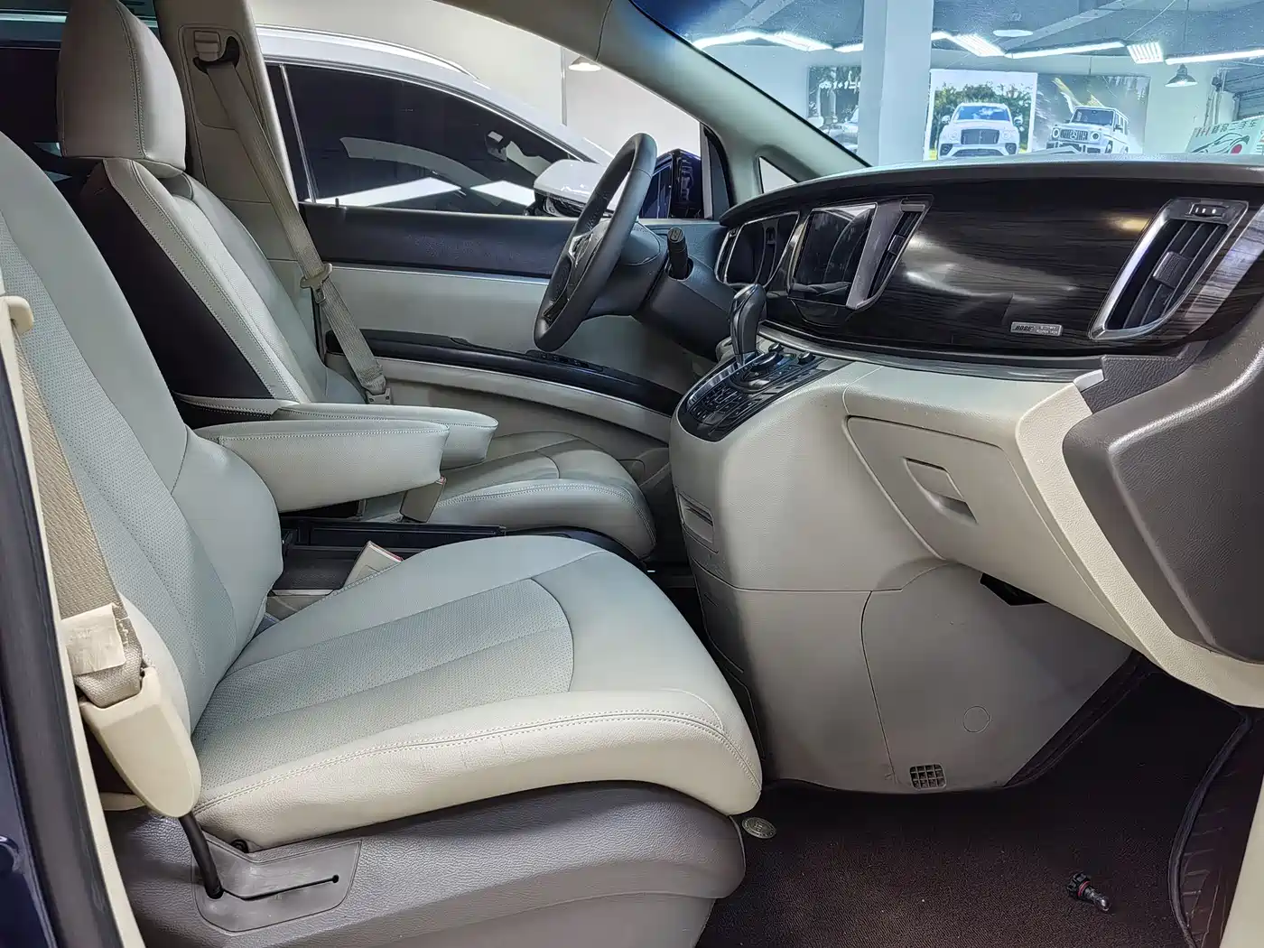 Buick GL8 2011 3.0L XT Luxury Business Flagship фото 11