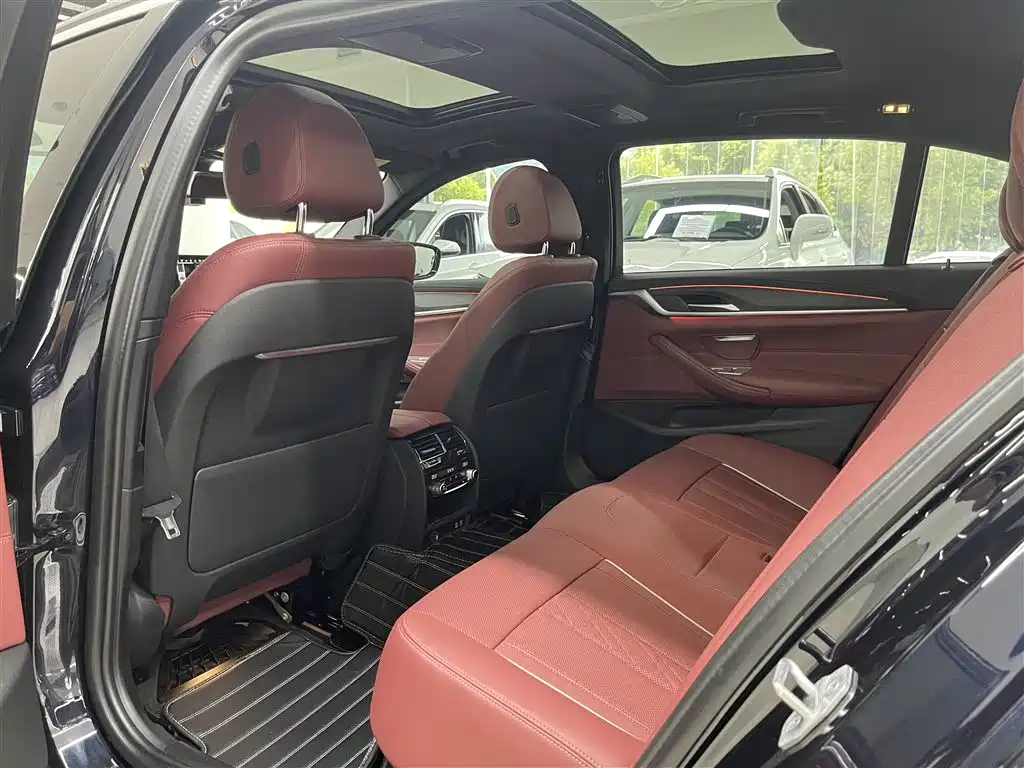 BMW 5 Series 2023 530Li Leading M Sport Package фото 17