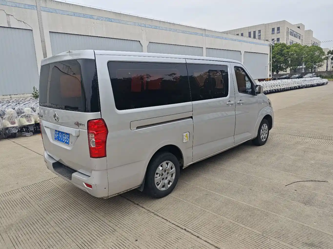 Changan Kaicheng Changan Ruixing M90 2022 2021 2.0L Standard Flat Roof Tailgate 6-seater LJ481Q6