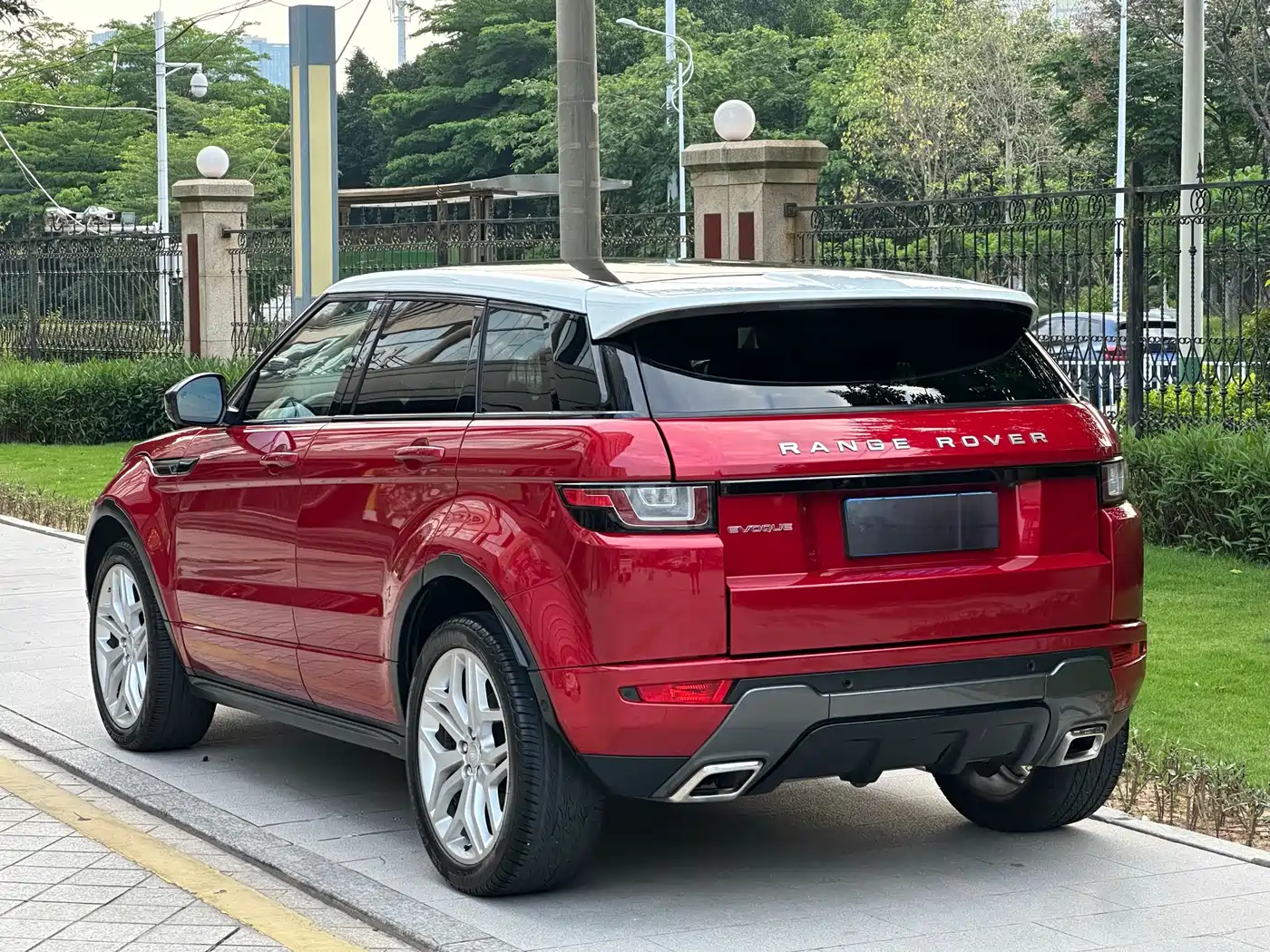 Land Rover Range Rover Evoque 2015 2.0T 5-Door Premium Edition фото 11