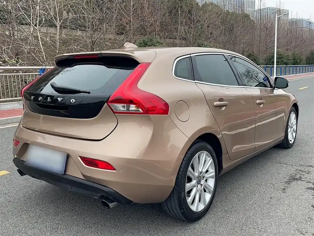 Фото 16 - Volvo V40