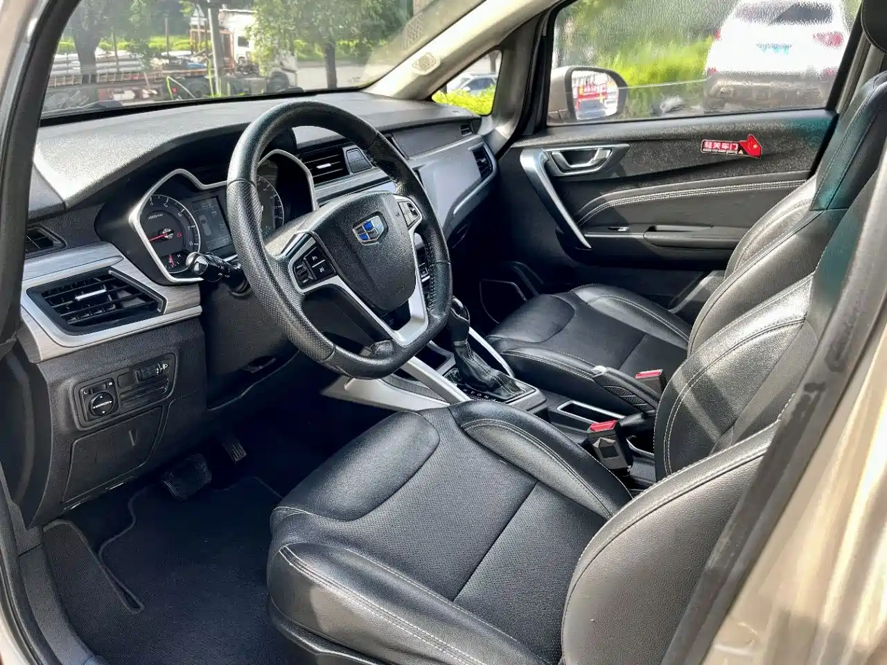 Фото 4 - Geely Vision X3