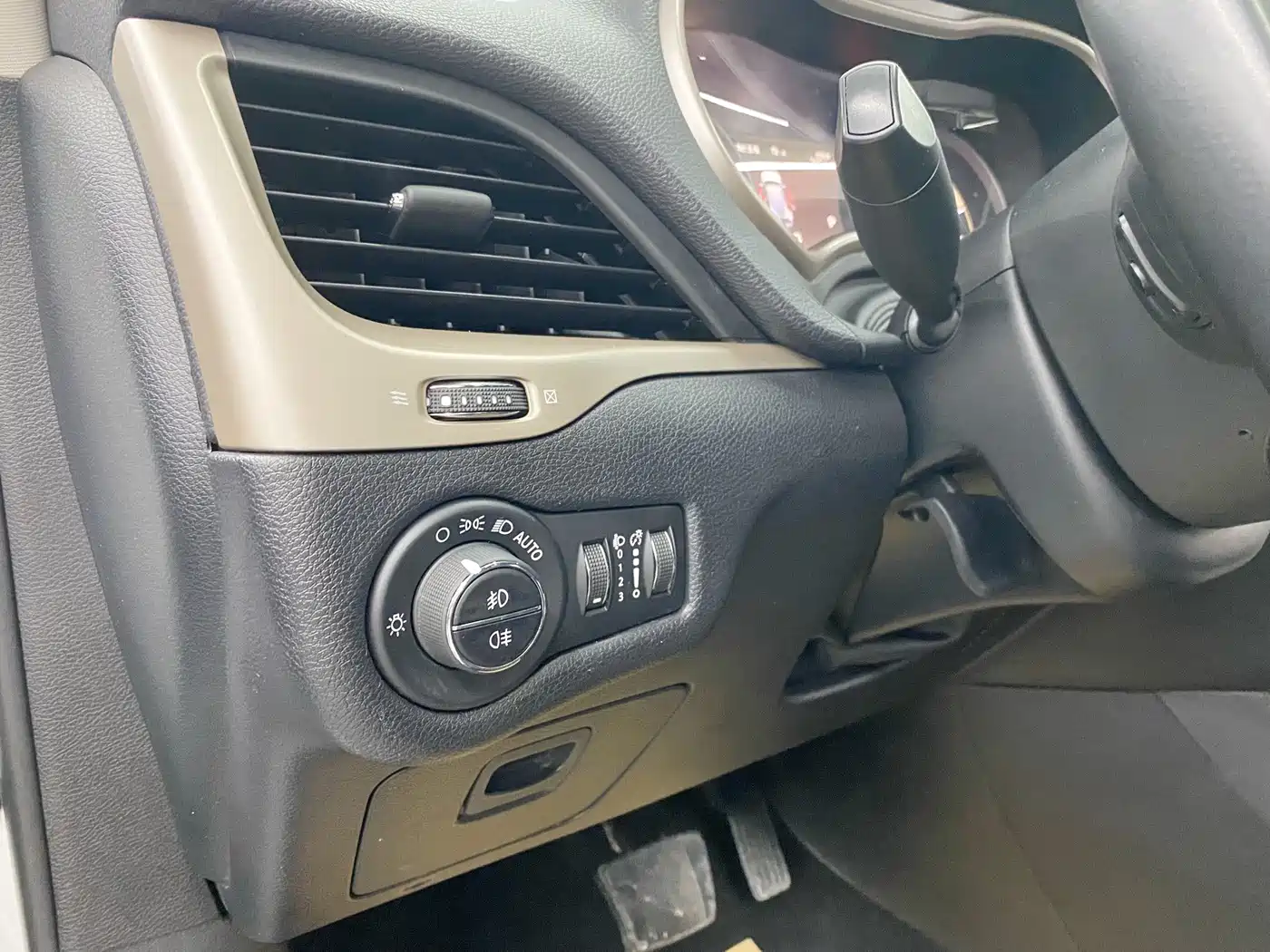 Photo 10 - Jeep Cherokee