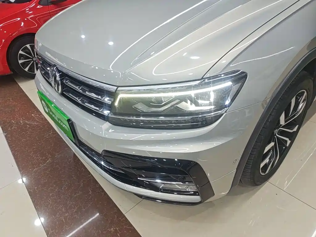 Фото 24 - Volkswagen Tiguan L