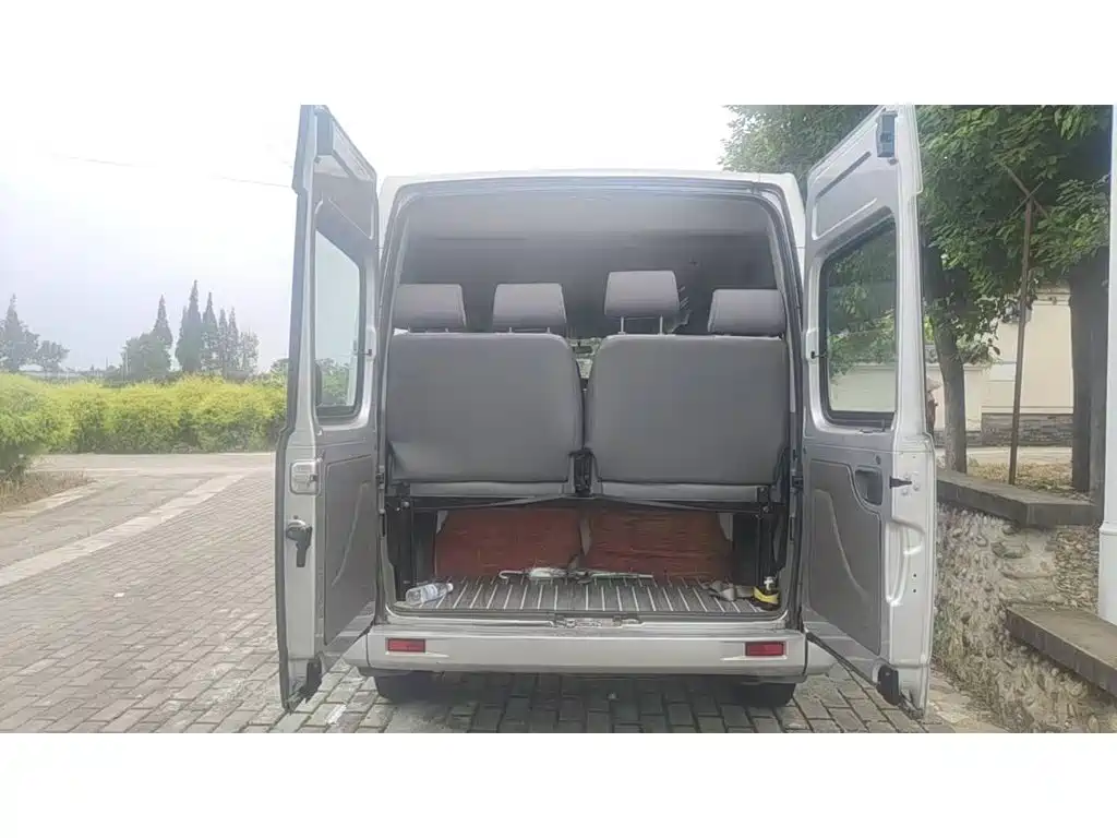 SAIC Maxus Xintu V80 2017 2016 2.5T Manual Business Travel China IV Extended Wheelbase Medium Roof 17-seater