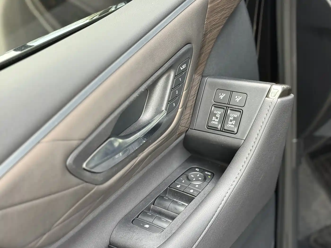 Toyota Vellfire 2023 2024 Crown Hybrid 2.5L Premium Edition