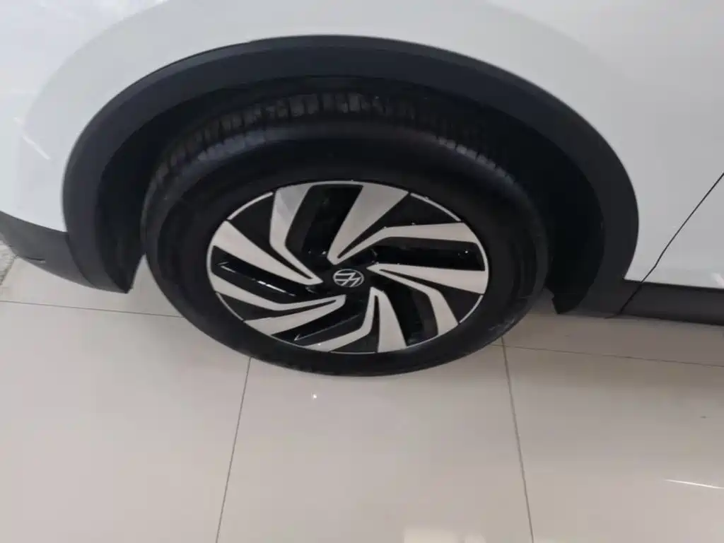 Фото 23 - Volkswagen Tiguan L