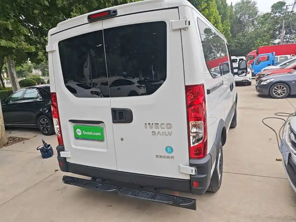 Iveco Daily 2025 2021 2.0T Manual Chaorui Short Wheelbase Low Roof Sliding Door F1A