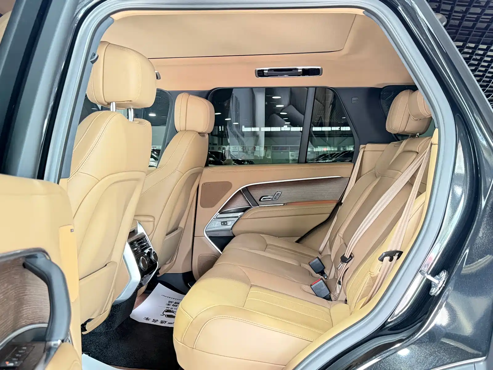 Photo 7 - Land Rover Range Rover