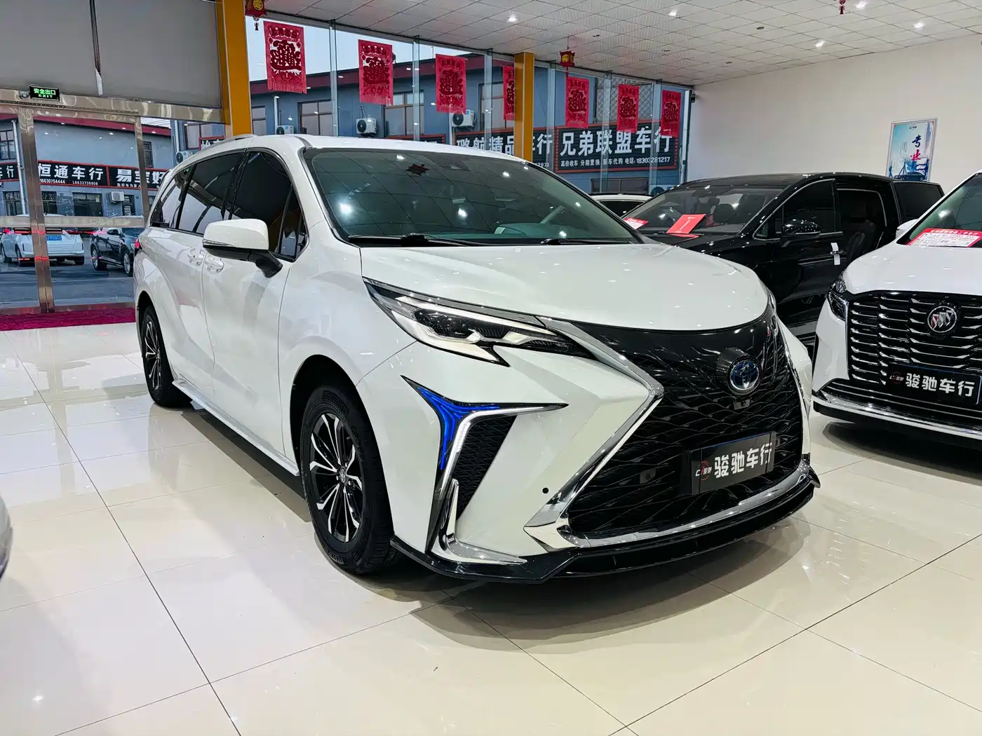 Toyota Sienna 2023 2.5L Hybrid Comfort Edition фото 3