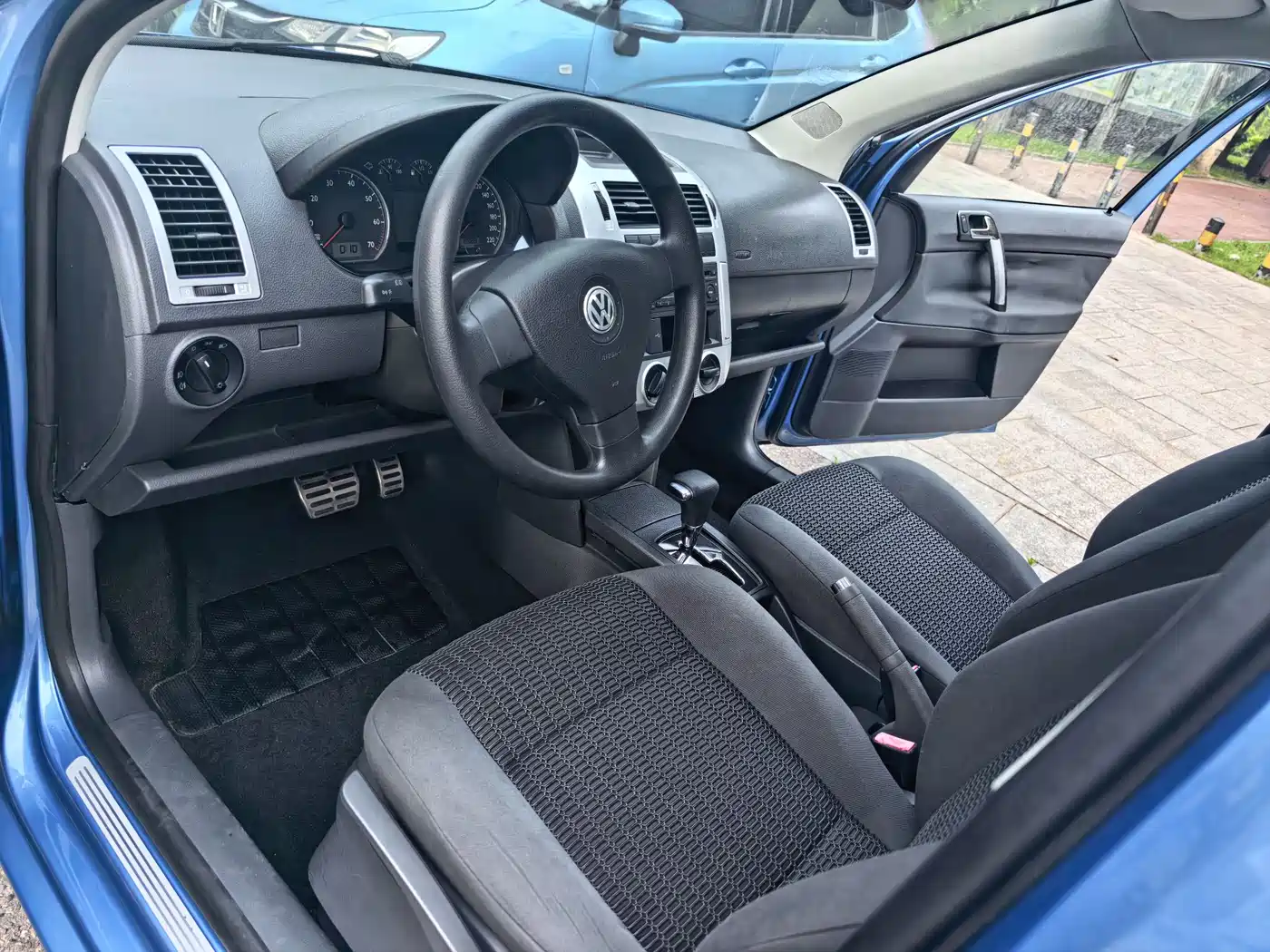Volkswagen Polo 2009 Sporty 1.6L Automatic фото 3