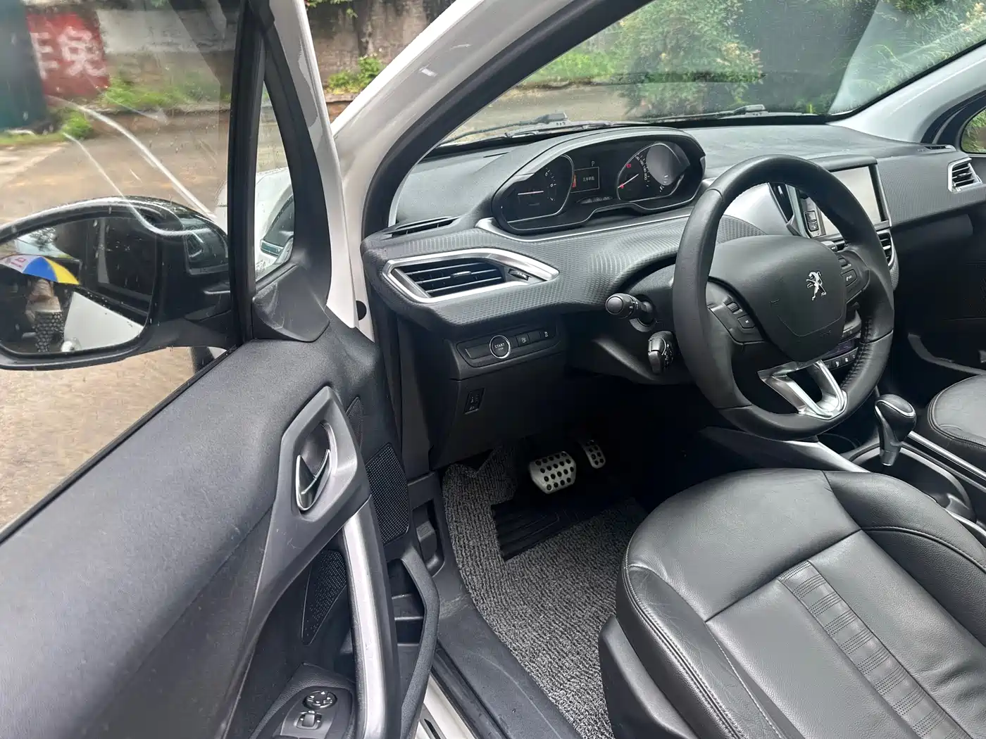 Peugeot 2008 2014 1.6L Automatic Navigation Edition фото 6