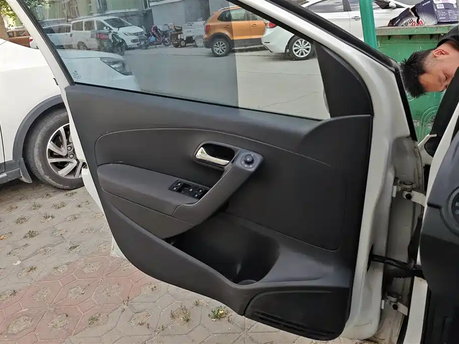 Volkswagen Polo 2016 1.6L Manual Comfort фото 7