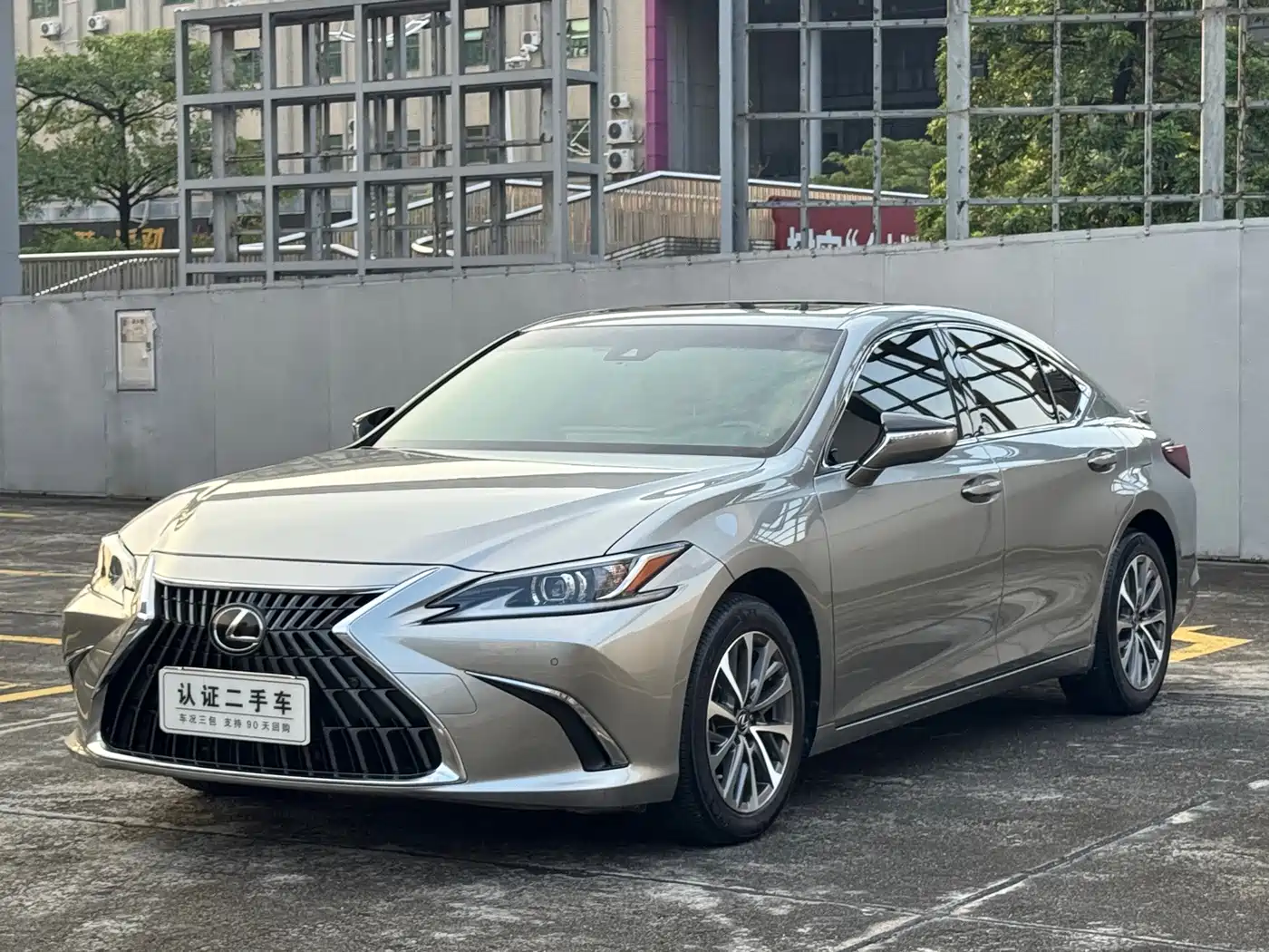 Фото 1 - Lexus ES