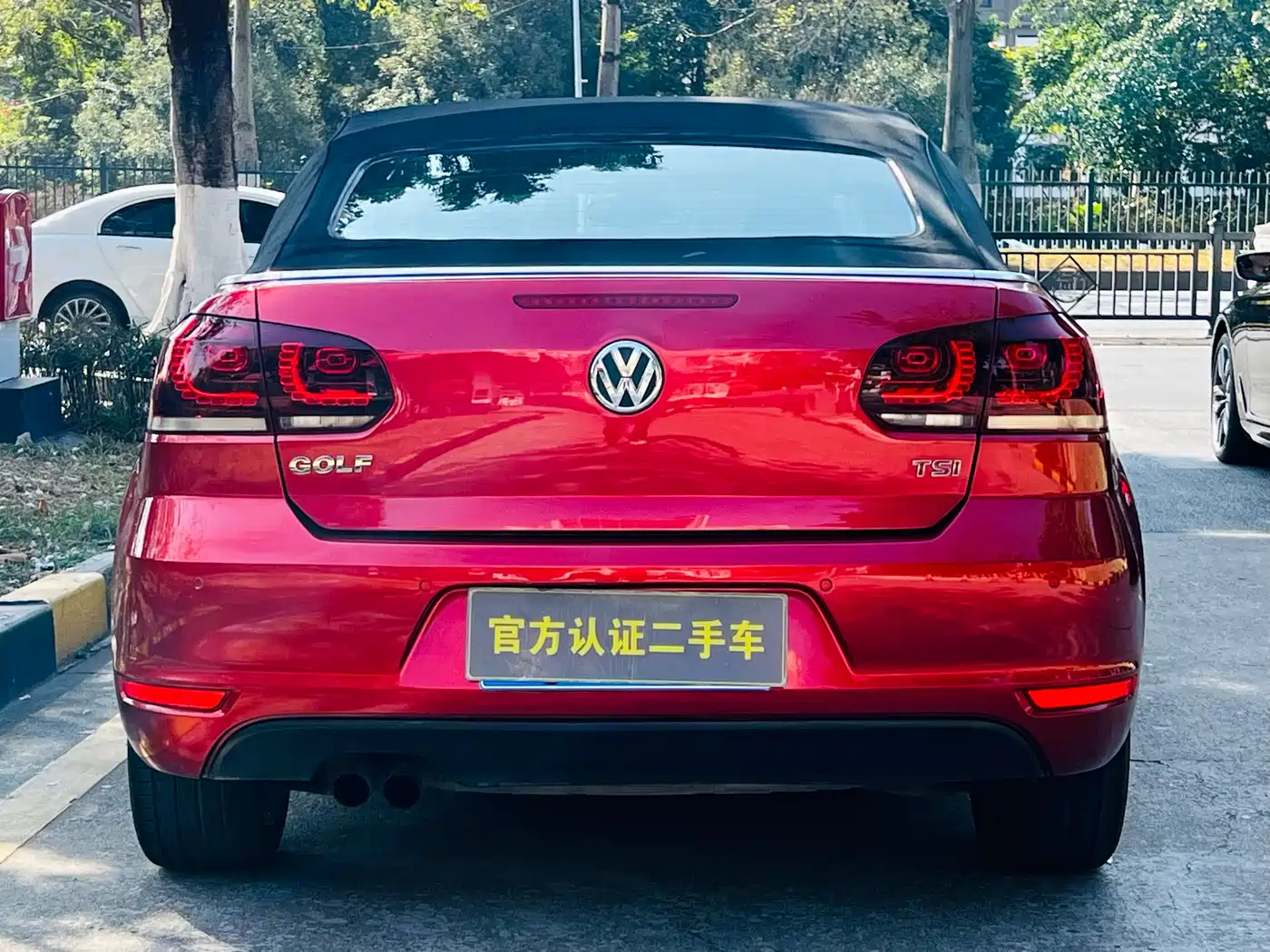 Volkswagen Golf (Import) 2012 1.4TSI Luxury Convertible Edition фото 5