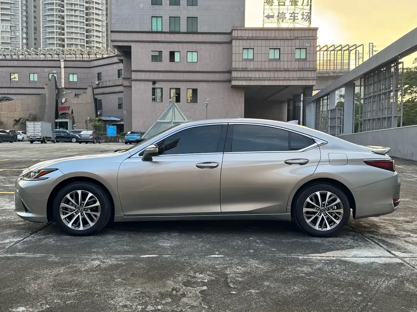 Фото 27 - Lexus ES