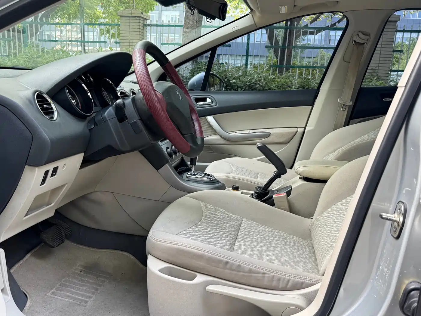 Peugeot 408 2010 2.0L Automatic Premium Edition фото 13