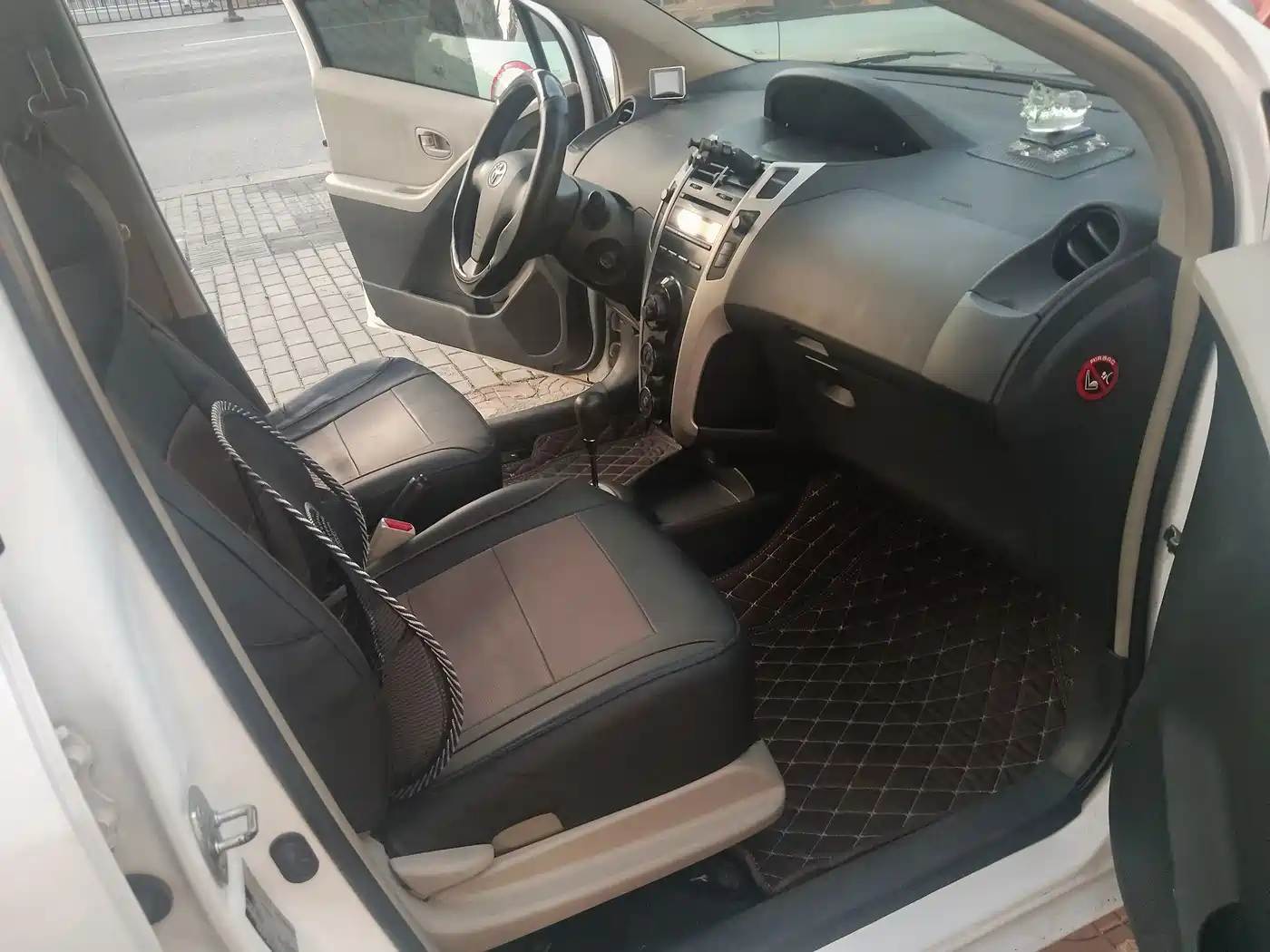 Toyota Yaris 2013 2011 1.6E Auto Charm Edition
