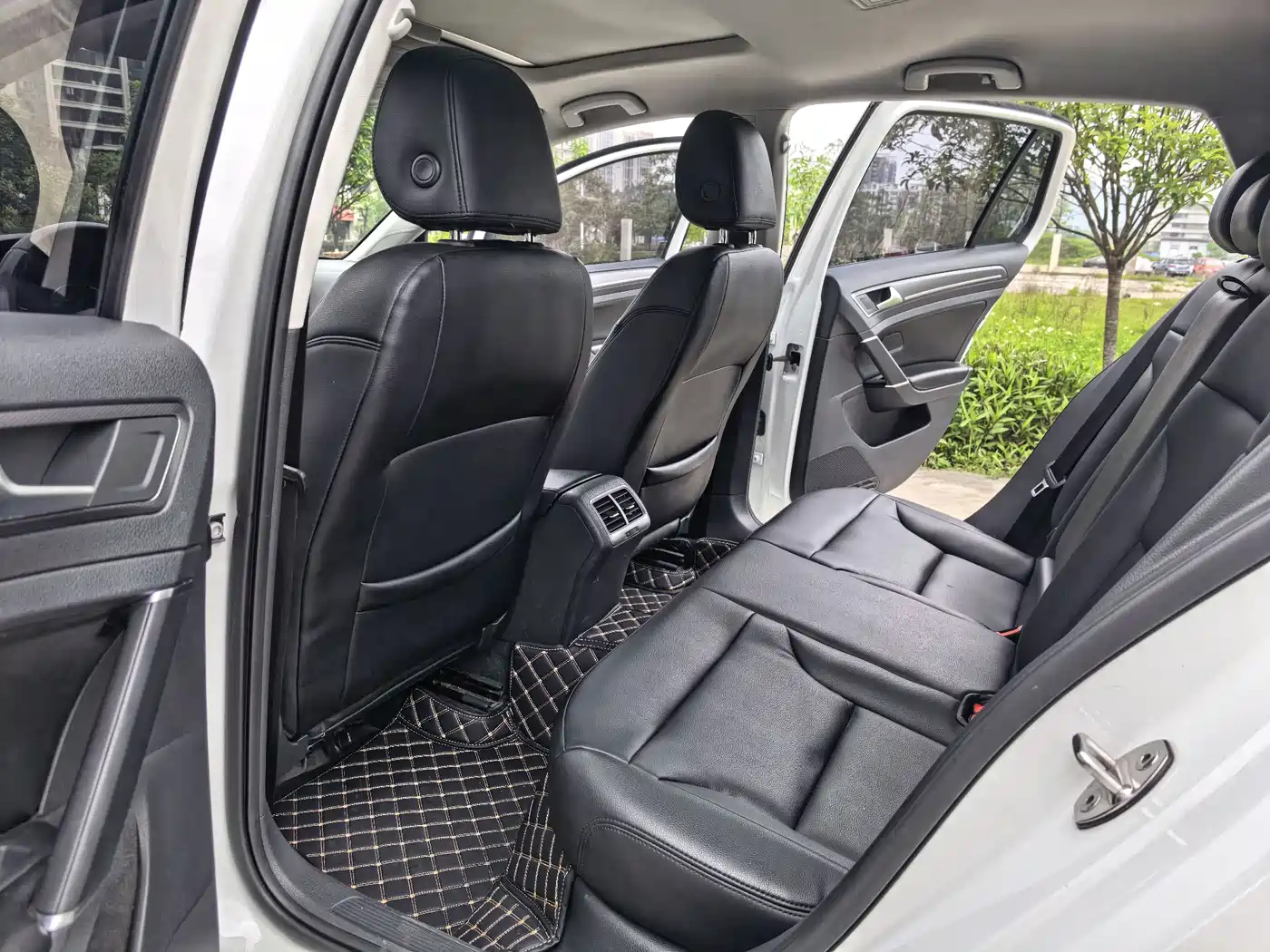 Volkswagen Golf 2017 1.6L Auto Comfort Millionth Edition фото 9