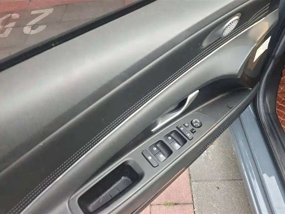 Hyundai Elantra 2021 1.5L CVT LUX Premium Edition фото 7