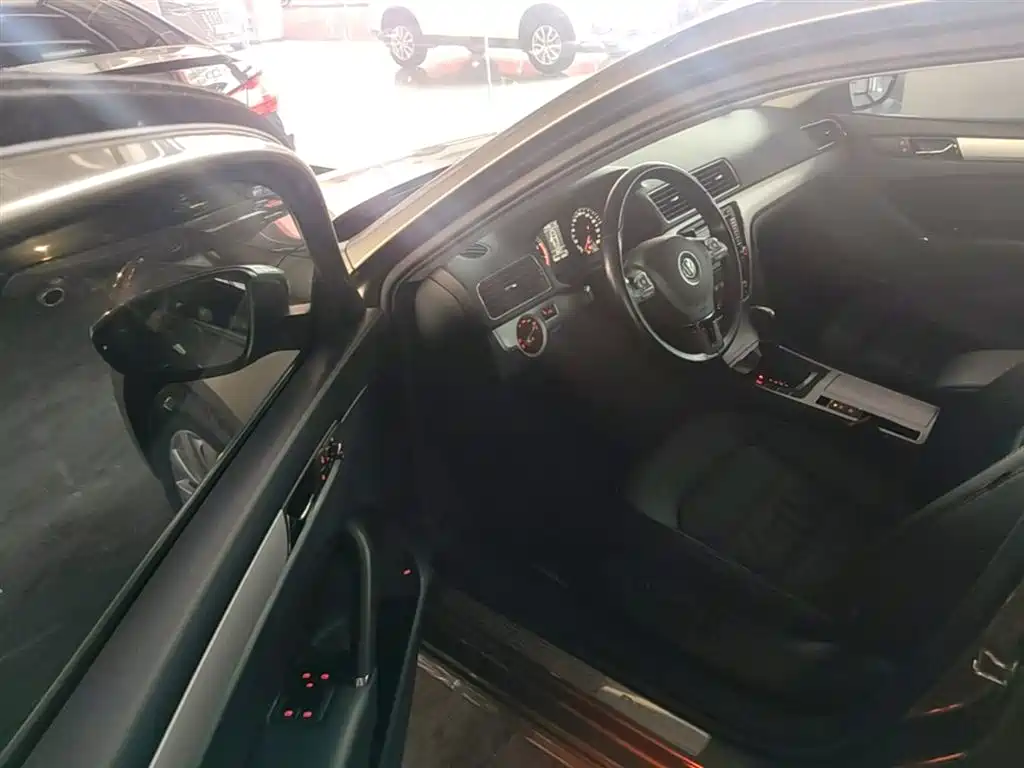 Volkswagen Passat 2015 1.8TSI DSG Honor Edition фото 16