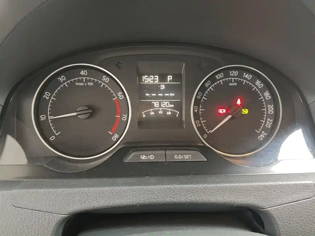 Škoda Skoda Rapid Spaceback 2014 1.6L Automatic Joy Edition фото 18