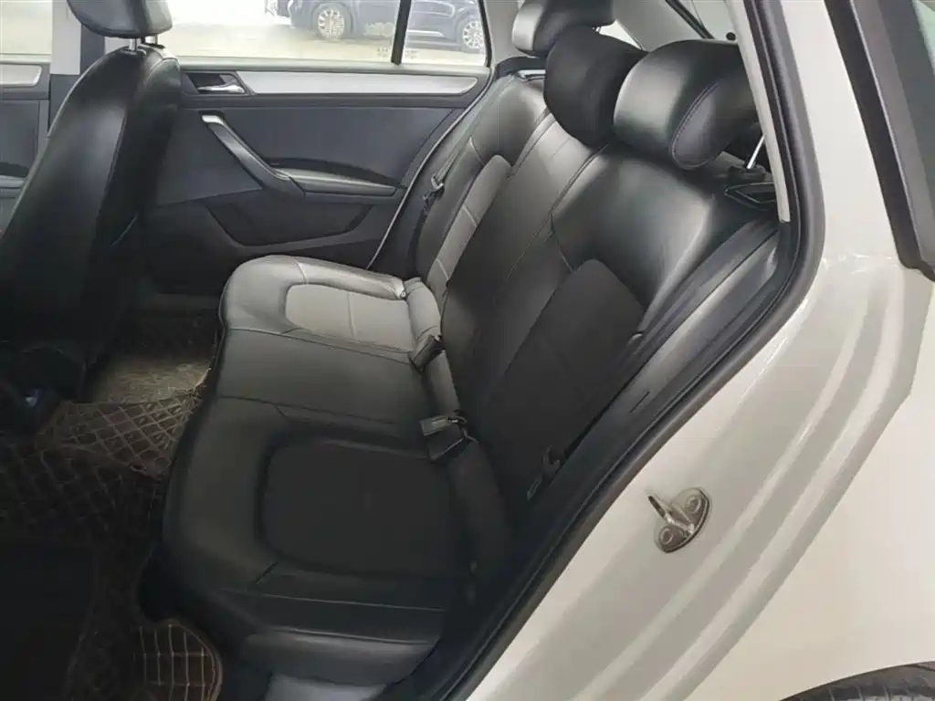 Škoda Skoda Rapid Spaceback 2014 1.6L Automatic Joy Edition фото 24