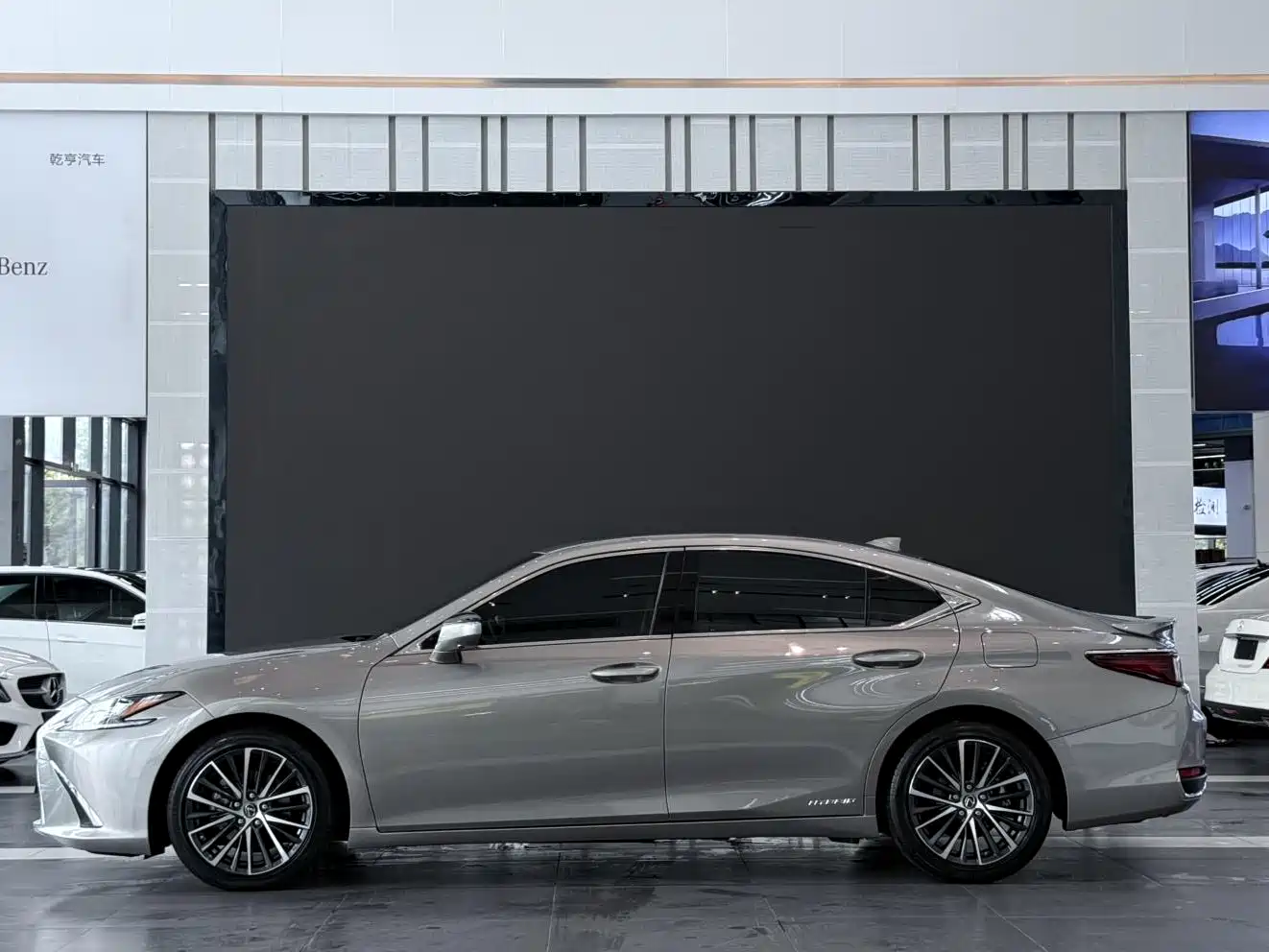 Lexus ES 2021 300h Premium Edition фото 3