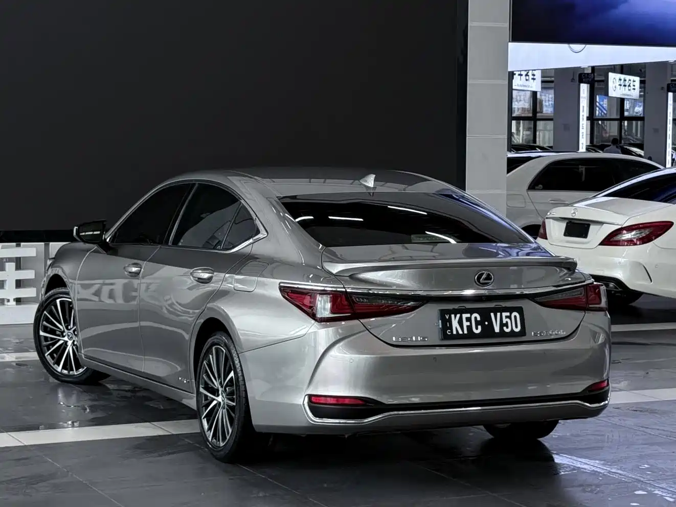 Lexus ES 2021 300h Premium Edition фото 4
