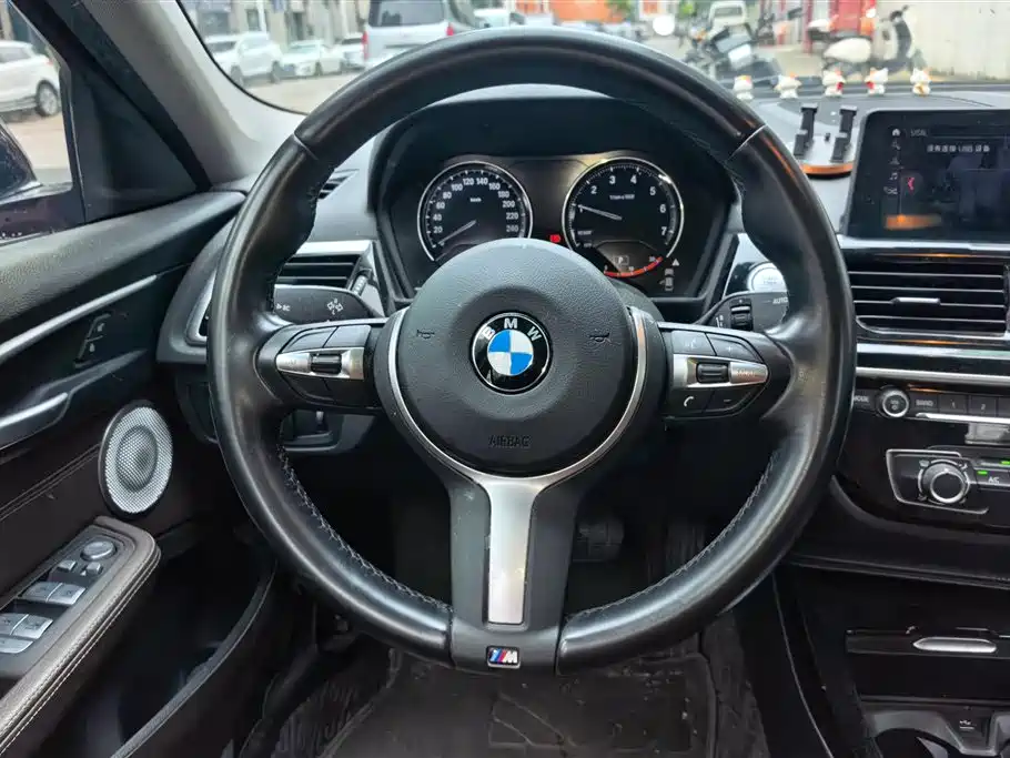 BMW 1 Series 2021 120i M Sport Shadow Edition фото 15