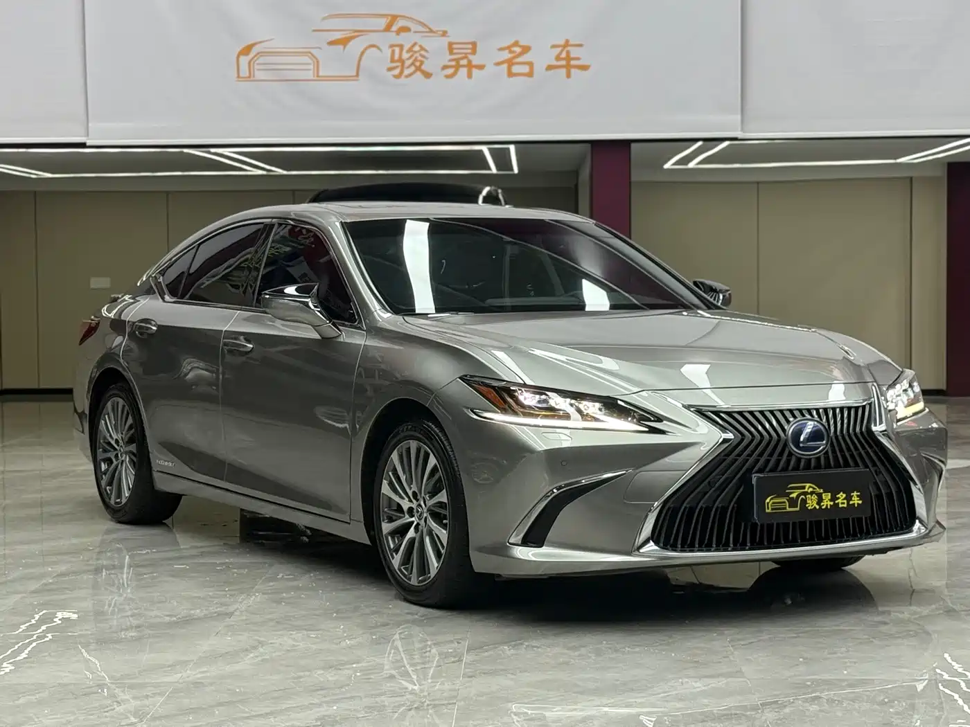 Фото 3 - Lexus ES