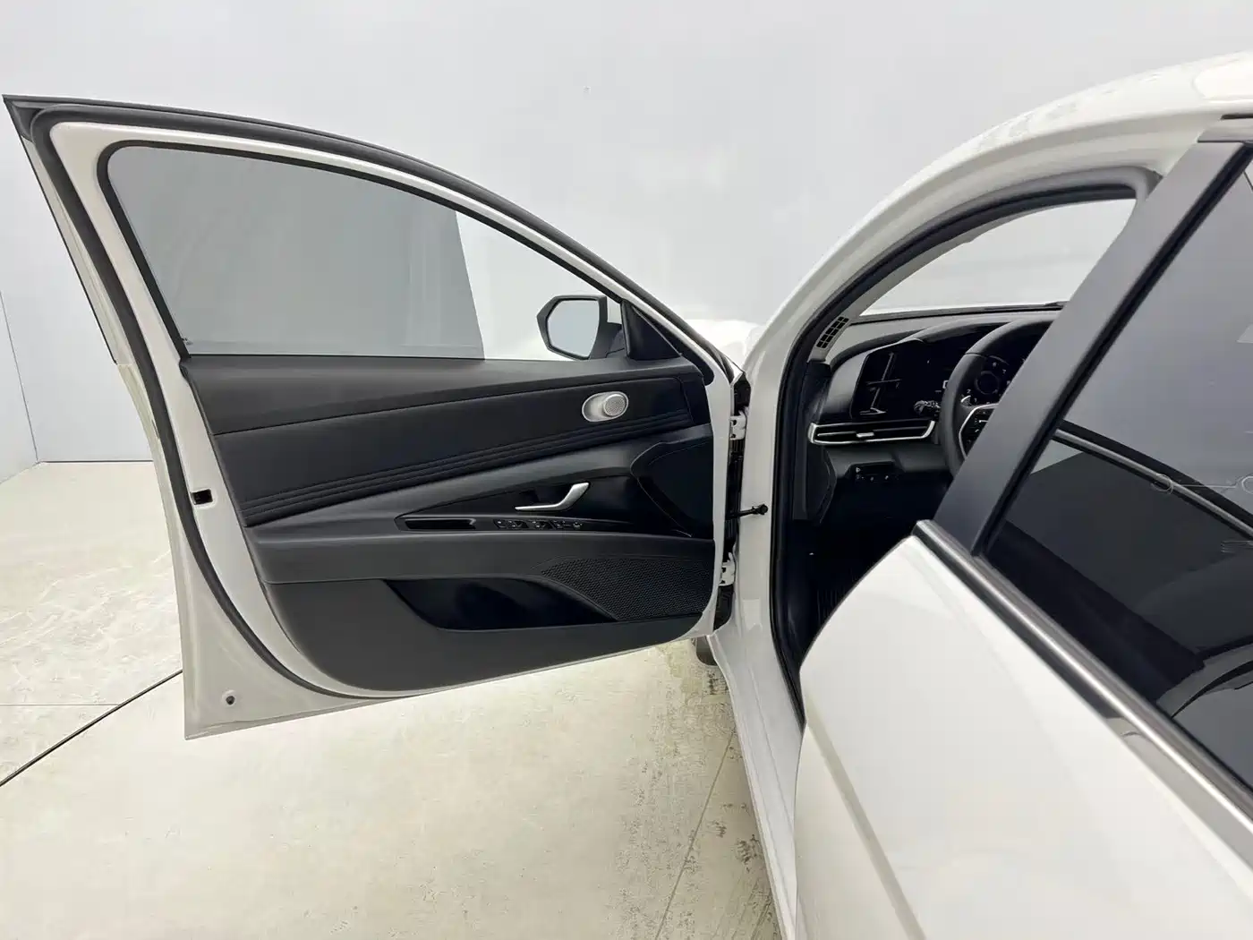 Hyundai Elantra 2022 1.5L CVT GLX Elite Edition фото 20