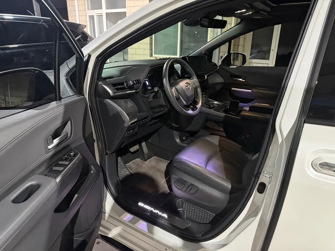 Toyota Sienna 2024 2.5L Hybrid 4WD Premium Edition фото 9