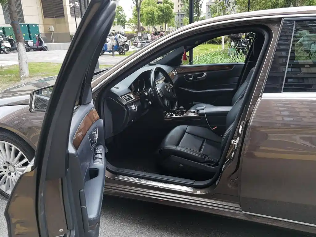 Photo 14 - Mercedes-Benz E-Class