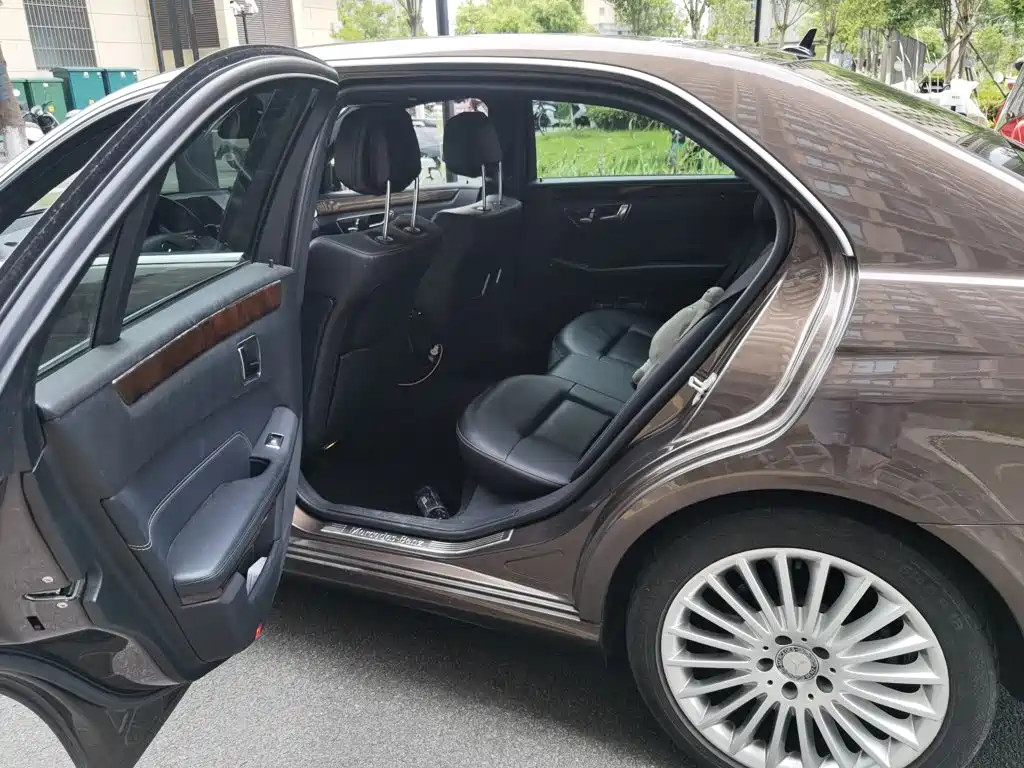 Photo 15 - Mercedes-Benz E-Class