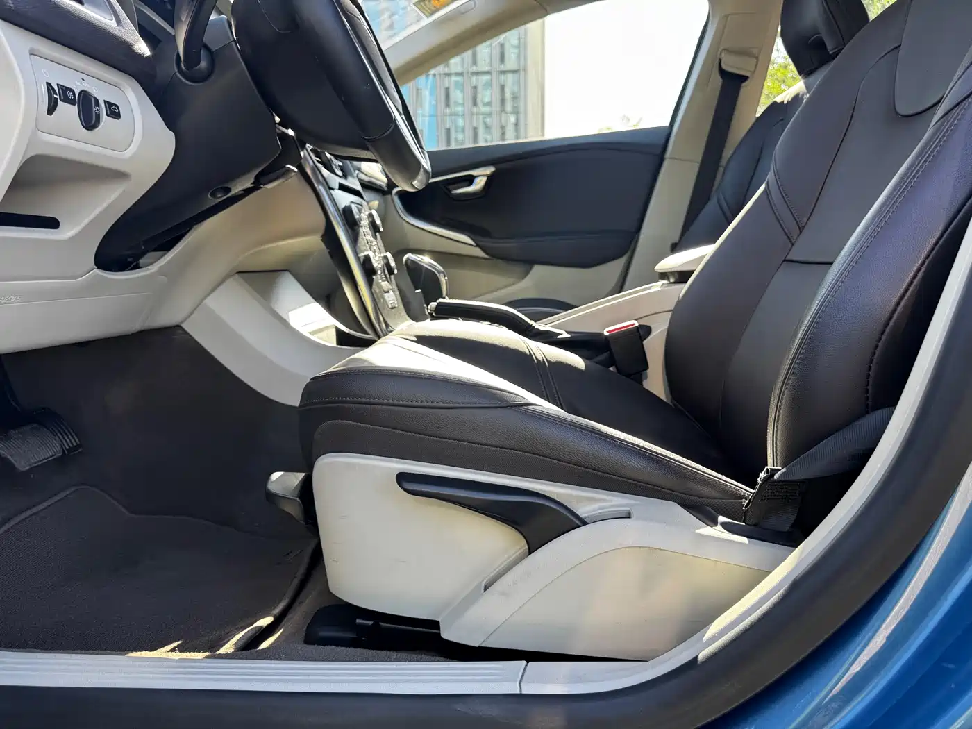 Фото 10 - Volvo V40